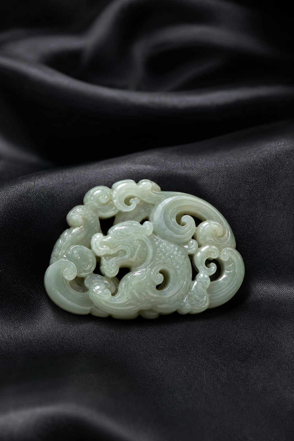 Pieza de jade tallado sobre tela oscura